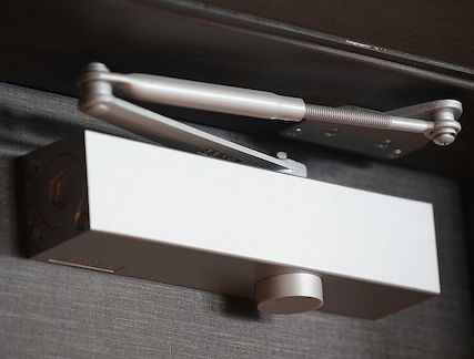Türschließer und Schließtechnik